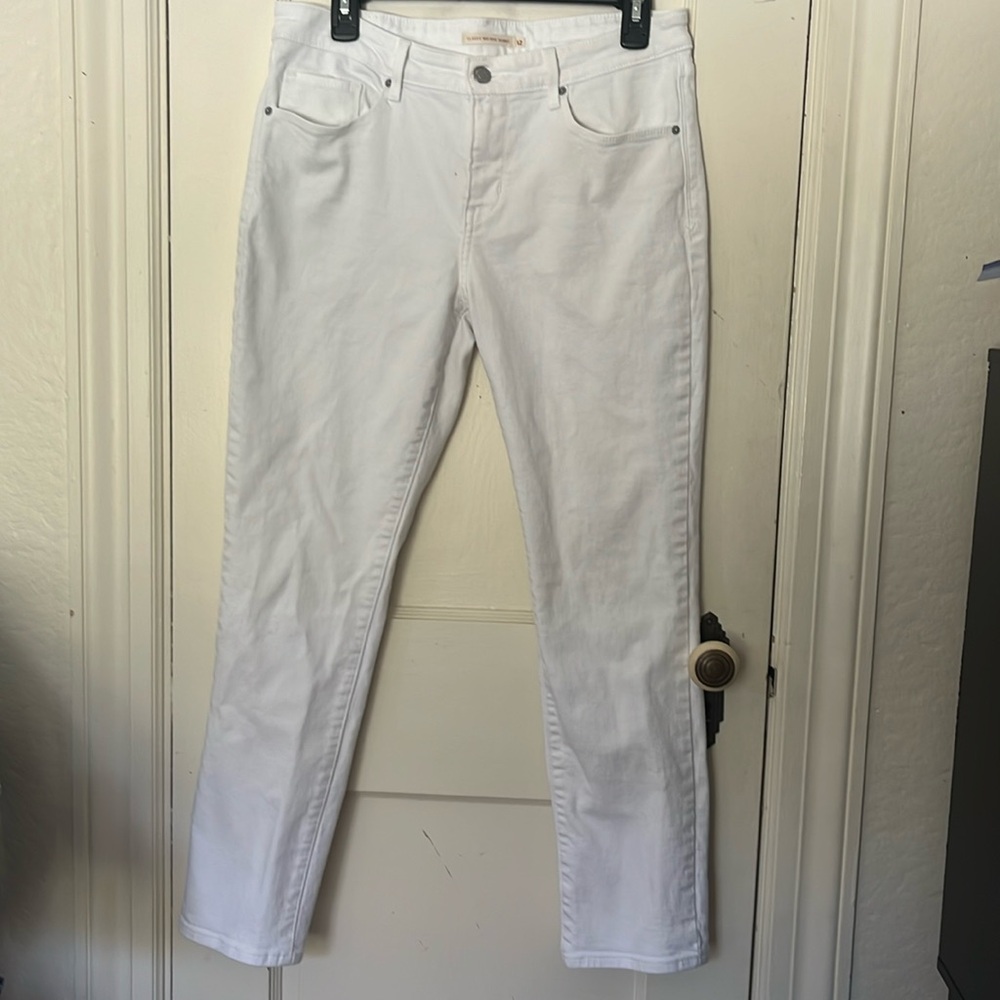 White Levi’s jeans